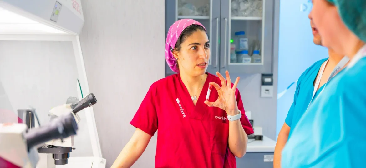 Así trabajan los embriólogos en el laboratorio